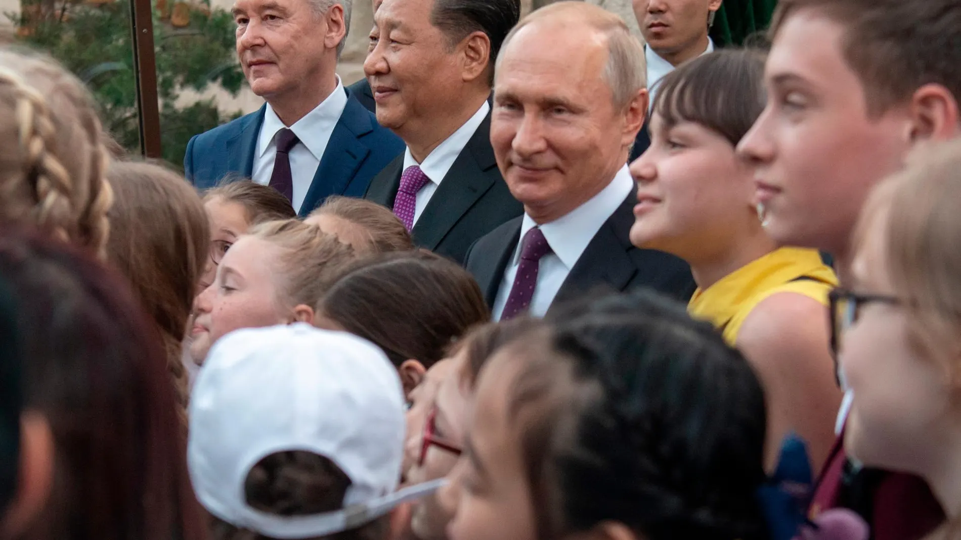 Vladimir Putin y Xi Jinping en el zoo de Moscú. El mandatario chino regaló dos osos panda a Rusia en señal de buena voluntad/Ep