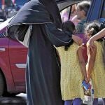 Las mujeres musulmanas no podrán pasear con burka por las calles con la nueva ley suiza