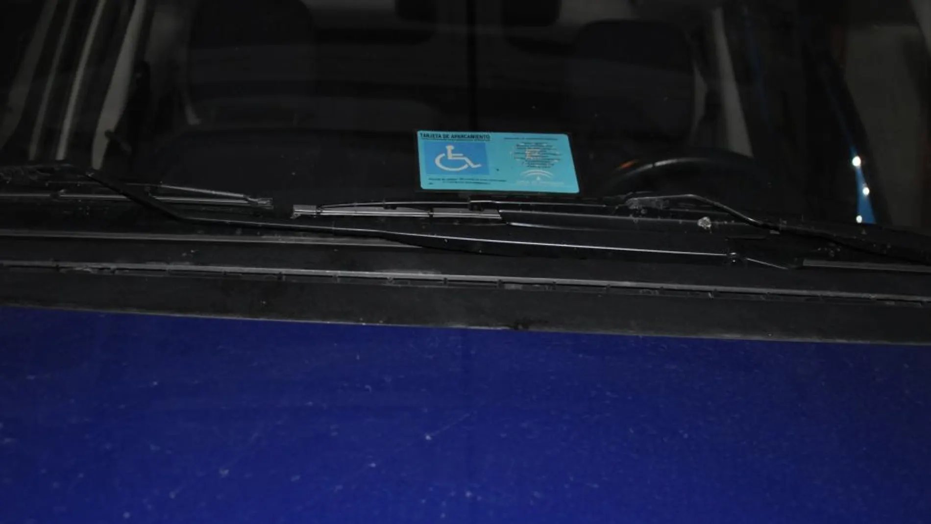 La tarjeta de aparcamiento para PRM debe estar en lugar visible en el parabrisas del vehículo estacionado
