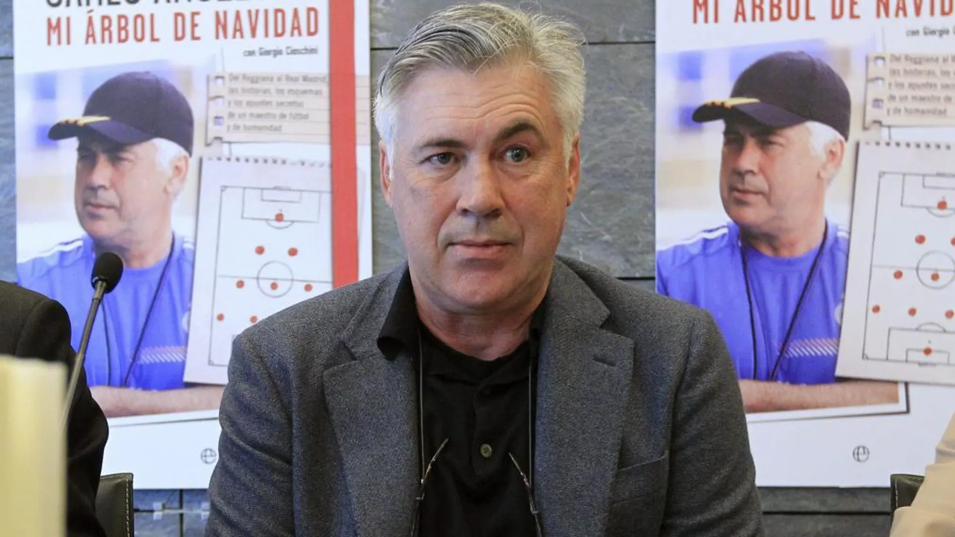 El técnico italiano del Real Madrid, Carlo Ancelotti, durante la presentación de su libro 'Mi árbol de Navidad'