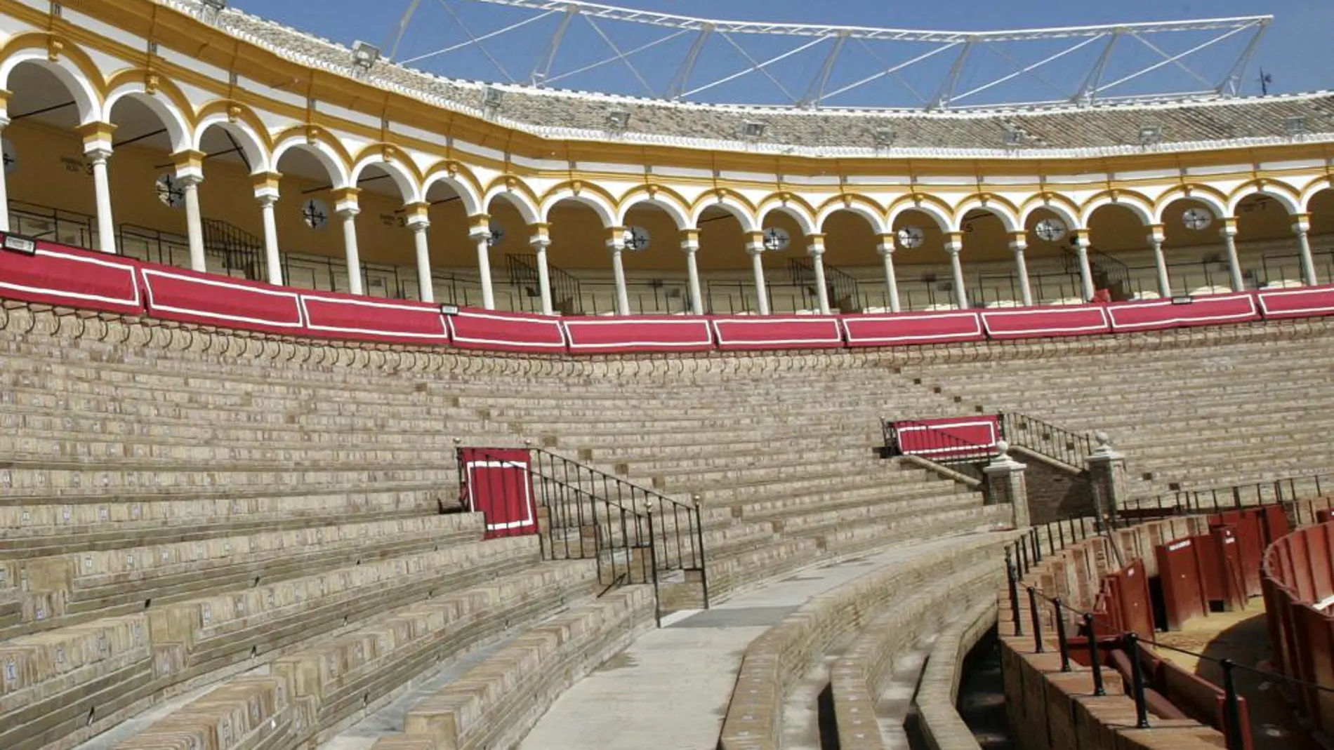El pintor Hernán Cortés ilustrará la temporada 2013 en Sevilla