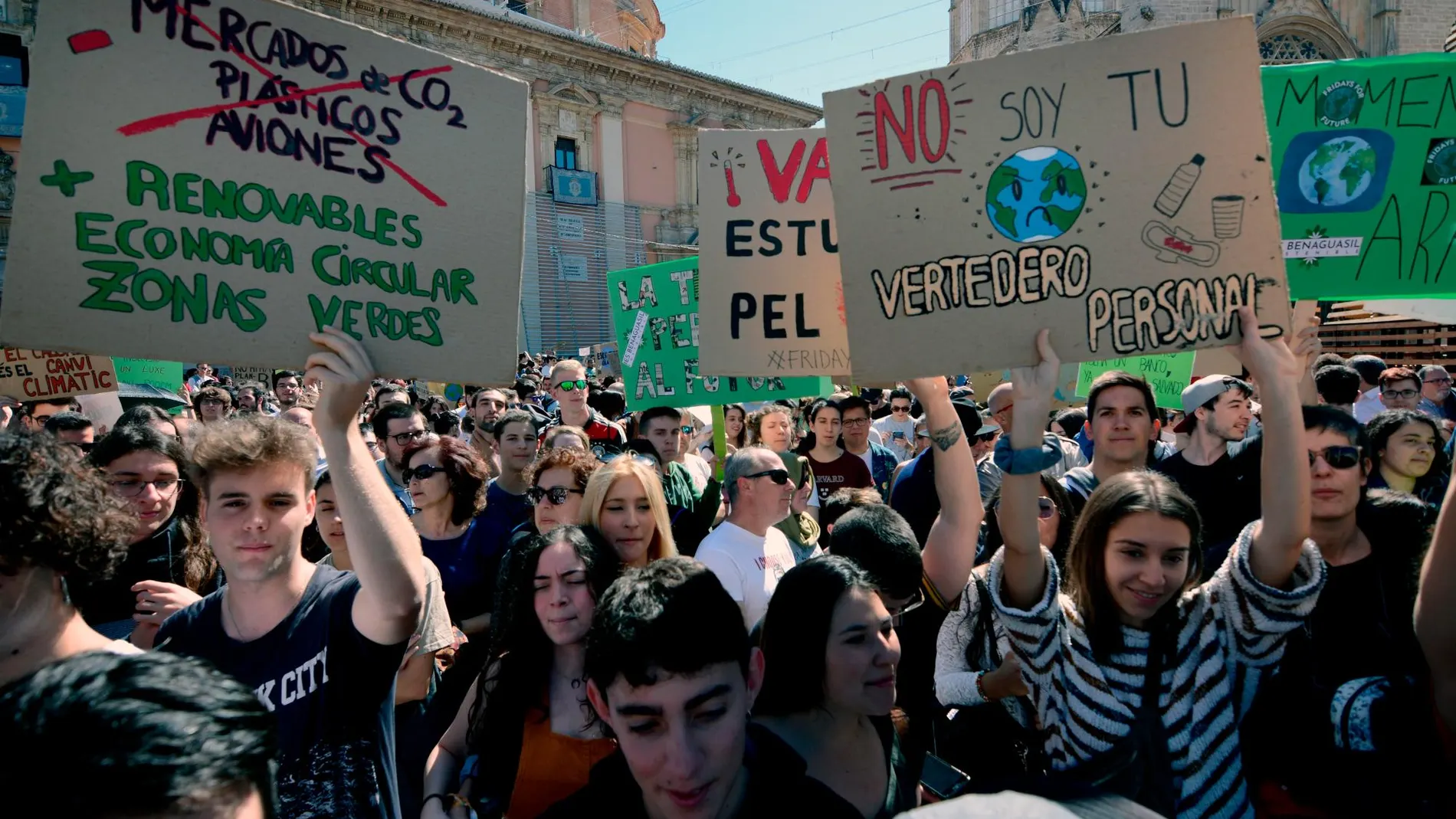 Los jóvenes valencianos también celebran el «Fridays for Future» y reivindican un cambio en las políticas medioambientales