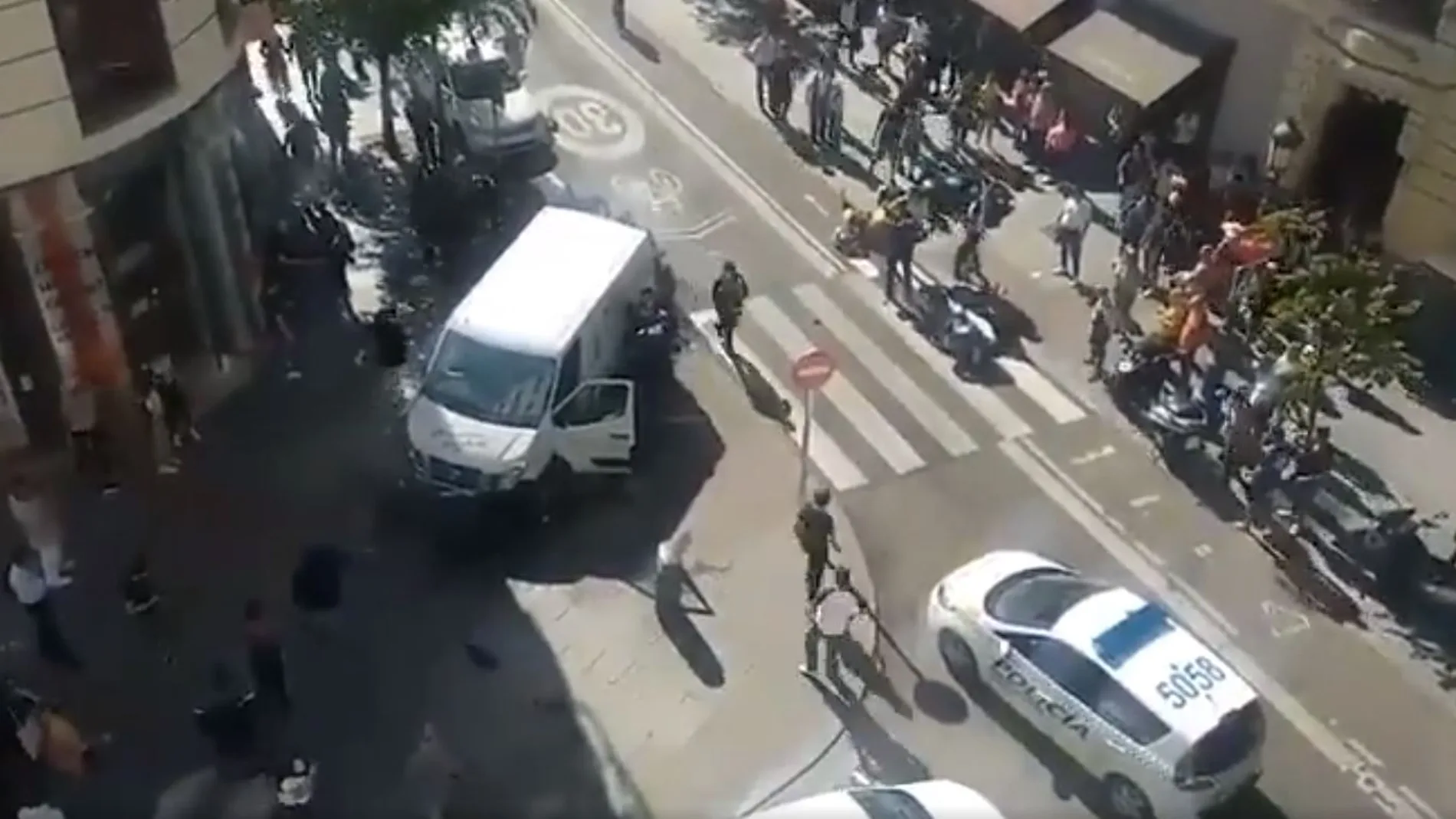 La Policía Municipal ha confirmado que se ha tratado de un intento de robo a un repartidor en la calle Mayor de Madrid / Twitter