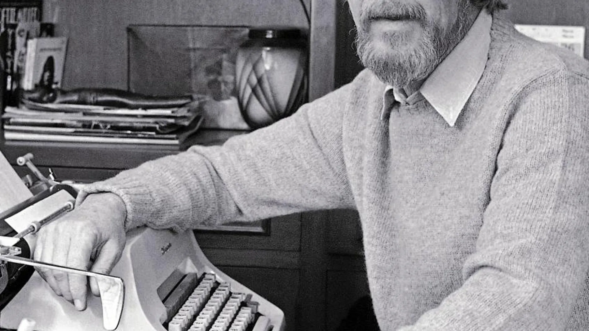 EN PLENO TRABAJO Inseparable de su máquina de escribir, trabajaba en la novela número 46