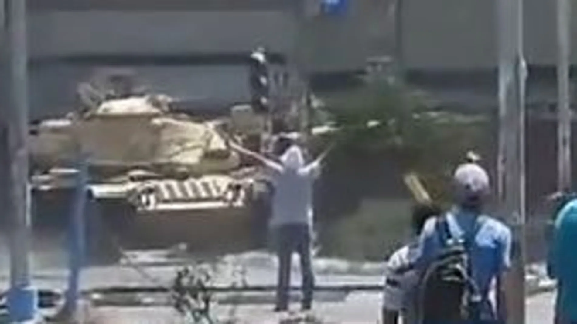 El hombre delante del tanque, momentos después es abatido
