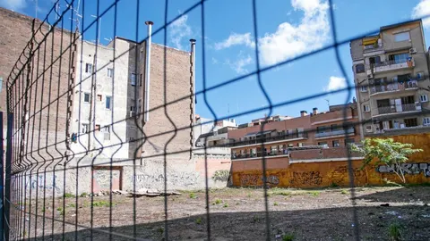 En la imagen, el solar de Sants abandonado y afectado por la presencia de ratas