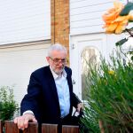 El líder del Partido Laborista Jeremy Corbyn, ayer en la puerta de su casa en Londres