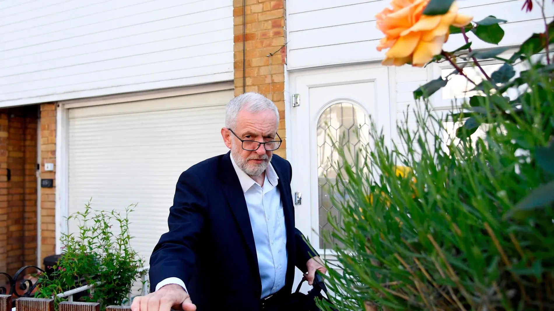 El líder del Partido Laborista Jeremy Corbyn, ayer en la puerta de su casa en Londres