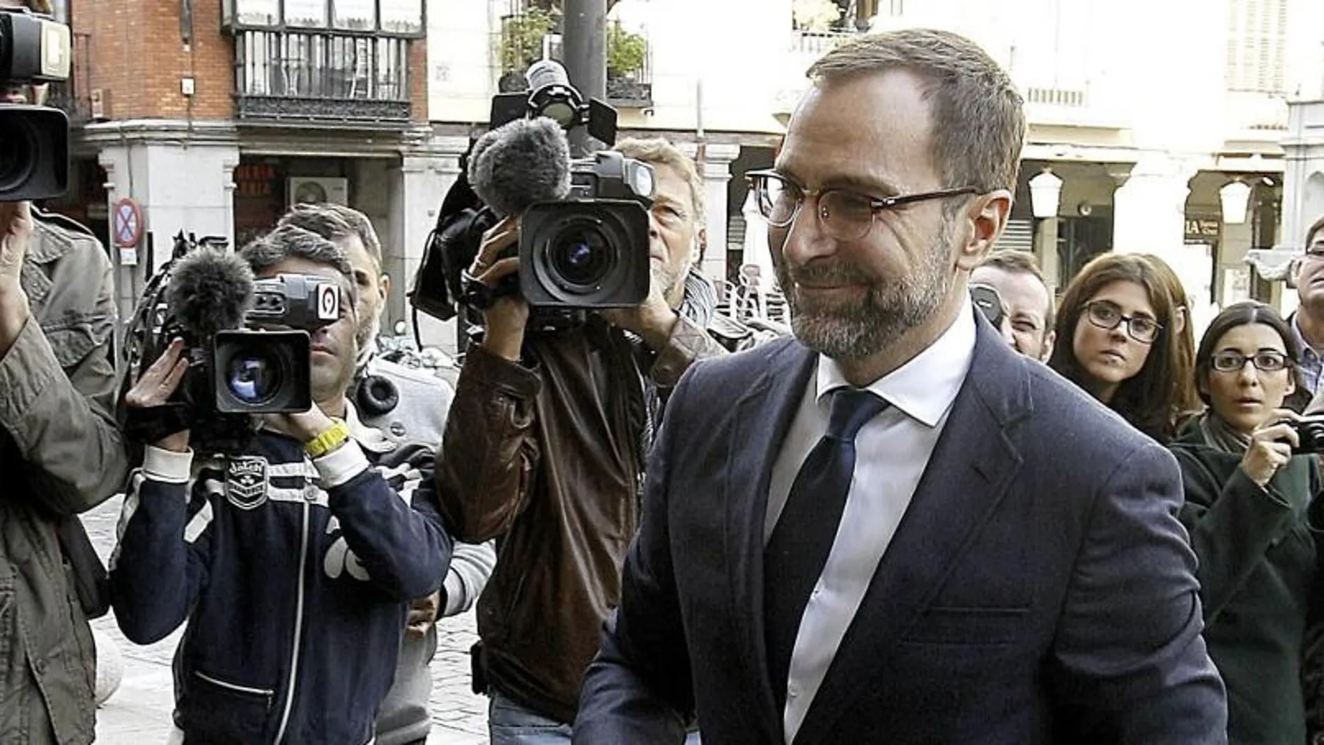 El embajador de EE UU en España, James Costos, ayer a su la salida del Ministerio de Asuntos Exteriores en Madrid