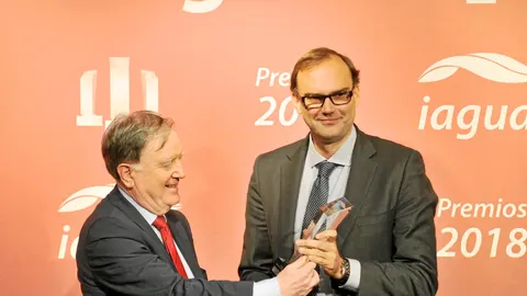 Arriba, Vicente Fajardo, director general de Global Omnium, recogió esta semana el galardón de manos de Fernando Morcillo, presidente de la AEAS.