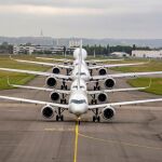 Desfile aéreo en la sede de Airbus, en Toulouse (Francia), en recuerdo del lanzamiento hace 50 años del primer avión comercial de la compañía