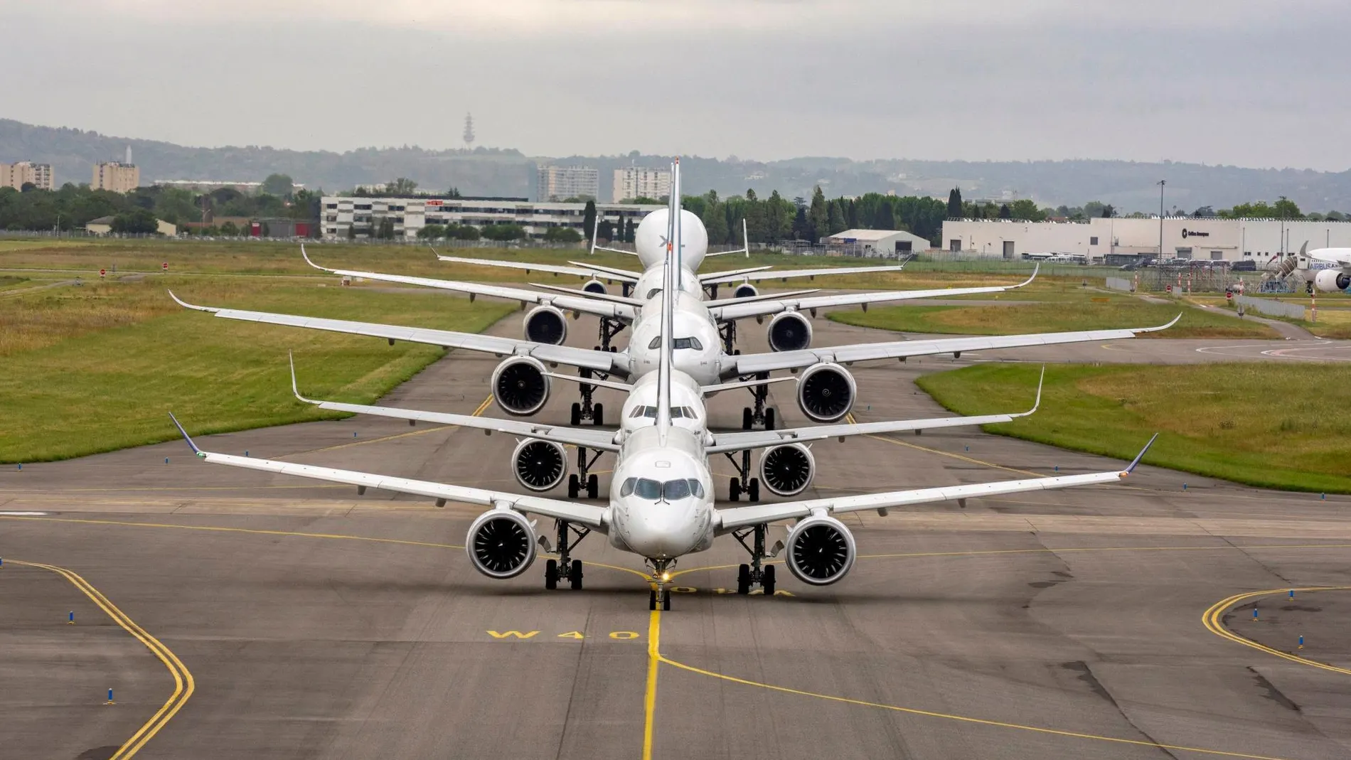 Desfile aéreo en la sede de Airbus, en Toulouse (Francia), en recuerdo del lanzamiento hace 50 años del primer avión comercial de la compañía