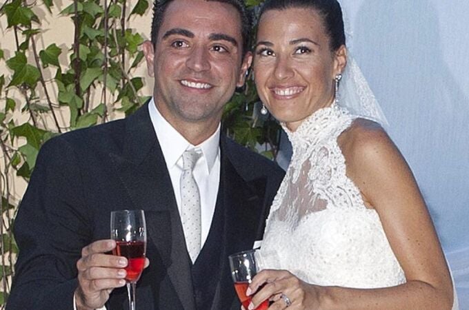 El jugador del FC Barcelona Xavi Hernández y su esposa, Nuria Cunillera, tras la ceremonia que tuvo lugar en el Jardín Botánico Marimurtra de Blanes.