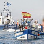 La bandera española ondeó en las aguas del Peñón. El pabellón español lució a bordo de las pequeñas embarcaciones pesqueras, que no se dejaron amedrentar por las potentes patrulleras de Gibraltar