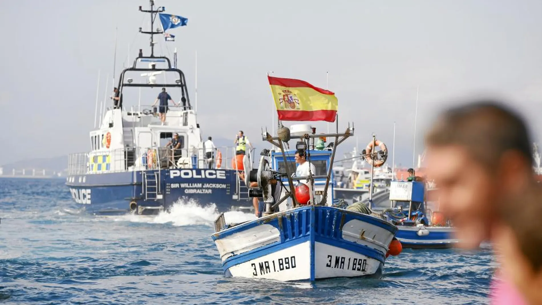 La bandera española ondeó en las aguas del Peñón. El pabellón español lució a bordo de las pequeñas embarcaciones pesqueras, que no se dejaron amedrentar por las potentes patrulleras de Gibraltar