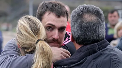 Familiares y compañeros, en la entrada de la mina