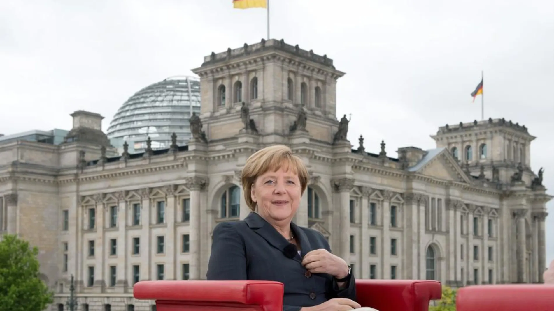 La canciller alemana, Angela Merkel, reafirmó hoy su propósito de reeditar su coalición de centroderecha tras las elecciones generales de septiembre, aunque dejó abierta la opción de una alianza con los Verdes, si lo imponen los resultados.