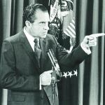 Nixon utilizó las escuchas telefónicas, tanto dentro de la Casa Blanca como contra sus adversarios, en el «caso Watergate», que acabó con su carrera
