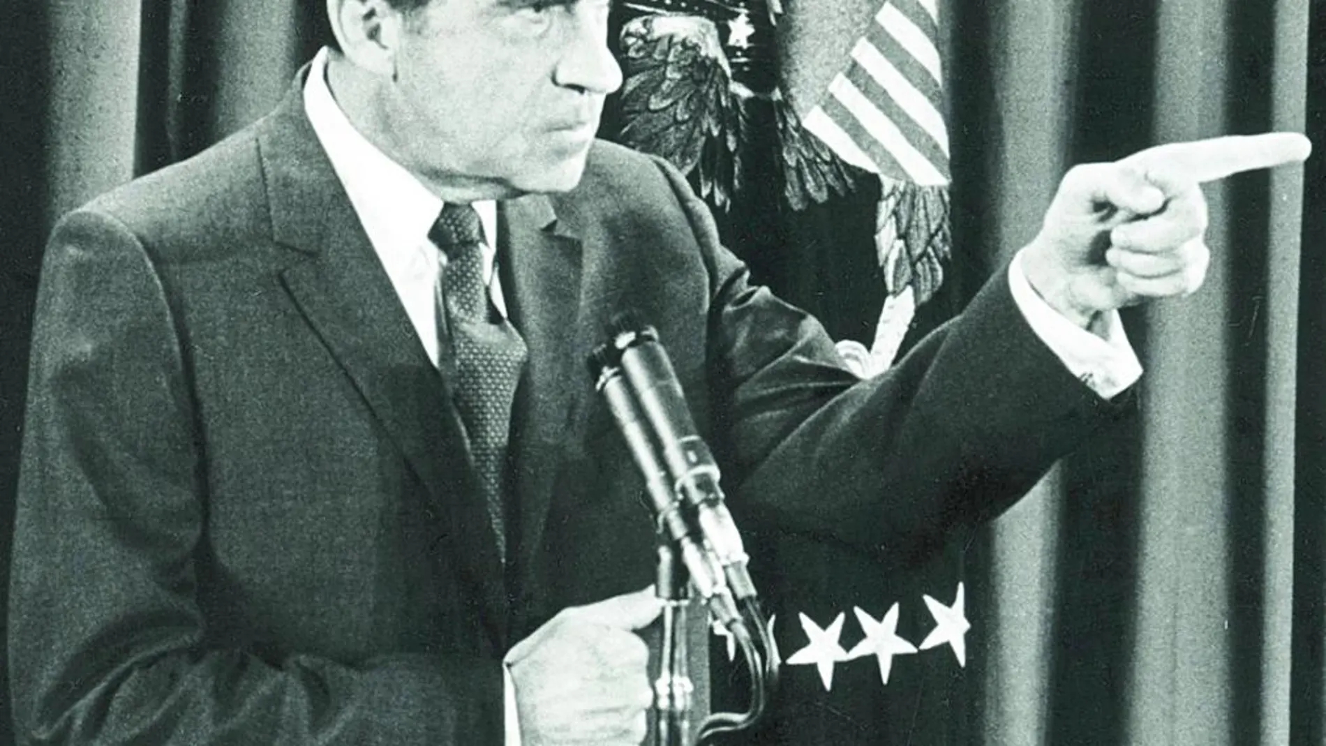 Nixon utilizó las escuchas telefónicas, tanto dentro de la Casa Blanca como contra sus adversarios, en el «caso Watergate», que acabó con su carrera