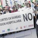 Los interinos de enseñanza acamparon frente al Parlamento; abajo, protesta sanitaria contra los recortes en Sevilla