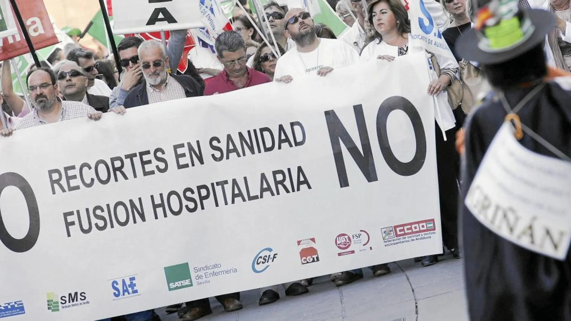 Los interinos de enseñanza acamparon frente al Parlamento; abajo, protesta sanitaria contra los recortes en Sevilla