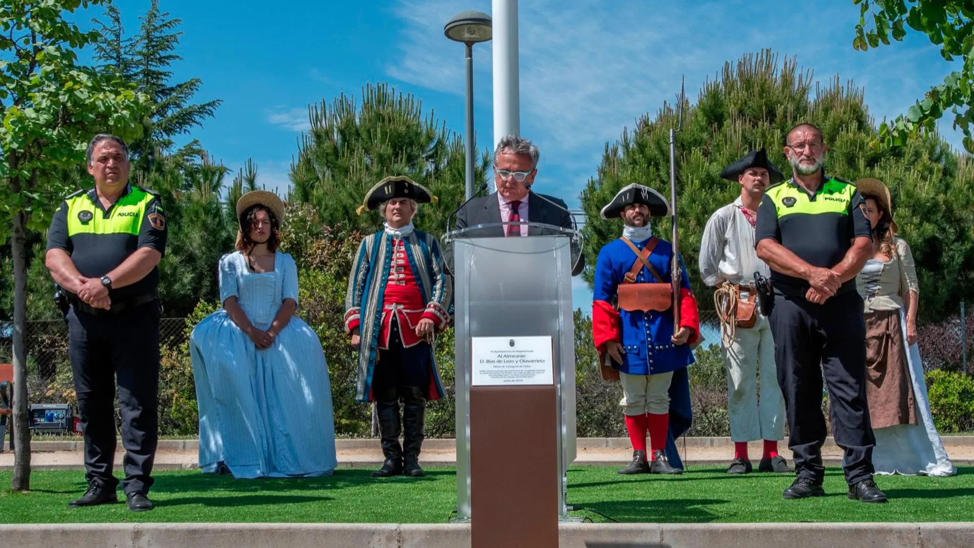 Narciso de Foxá inaugurando el parque Almirante Blas de Lezo y Olavarrieta, junto al presidente de la Fundación Blas de Lezo, Miguel Ángel Gimeno