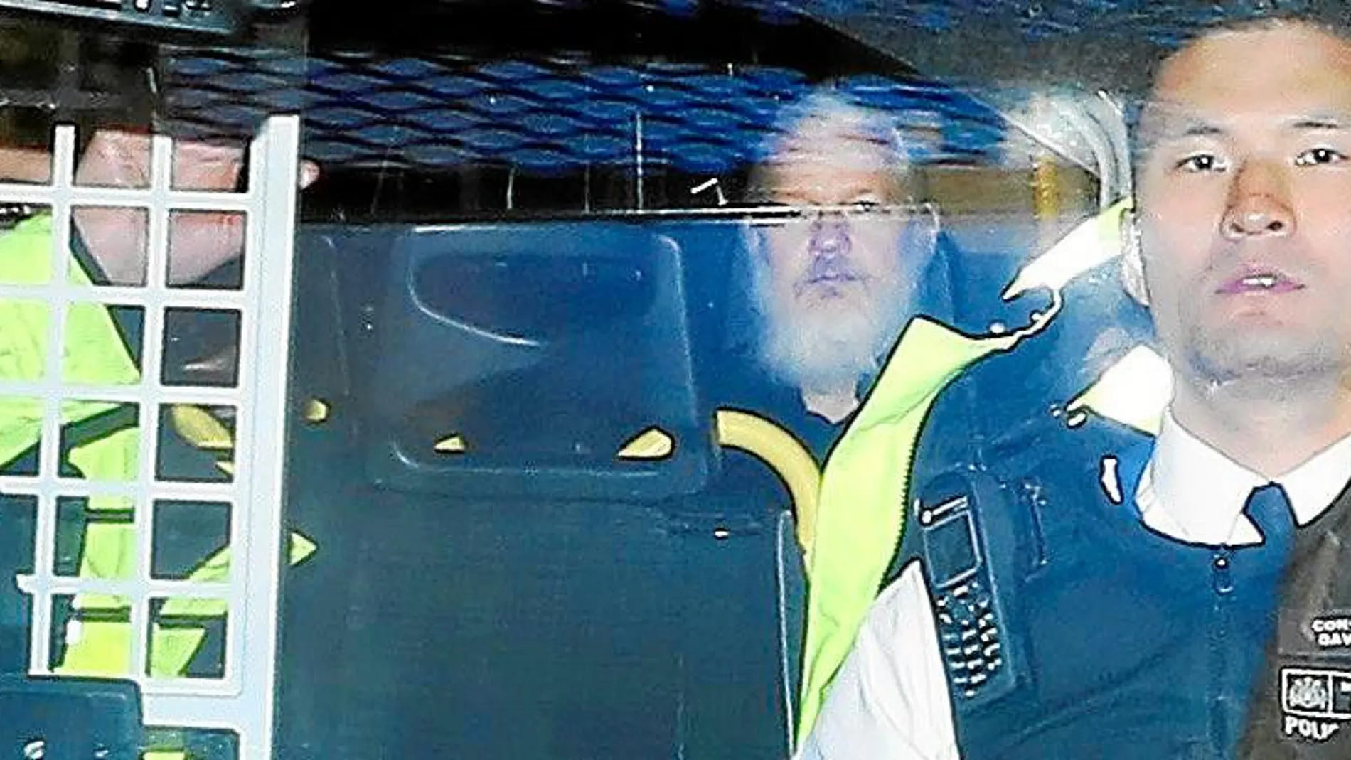 Julian Assange abandona la Corte de Magistrados de Westiminster el día que fue detenido, el 11 de abril