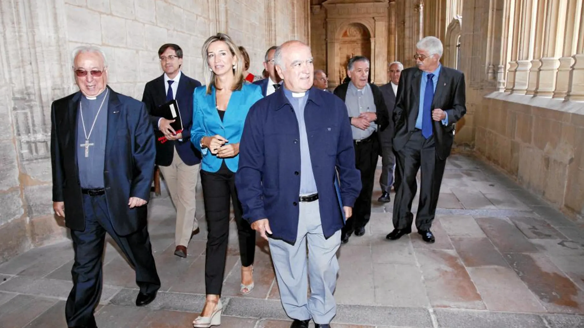 Alicia García y el obispo de Segovia, Ángel Rubio, visitan la catedral junto a otras autoridades