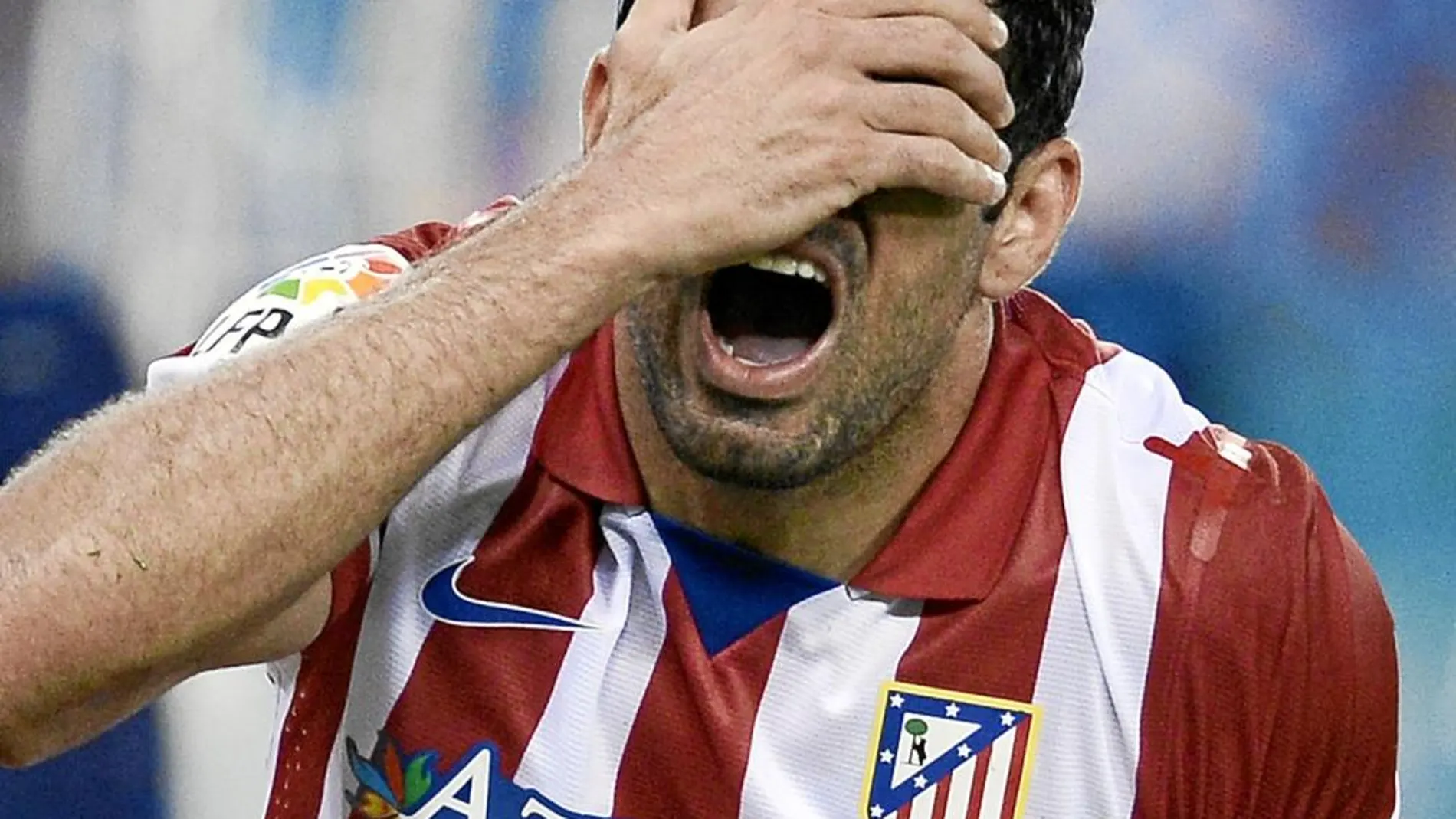 Diego Costa se lamenta después de fallar una ocasión en Cornellá