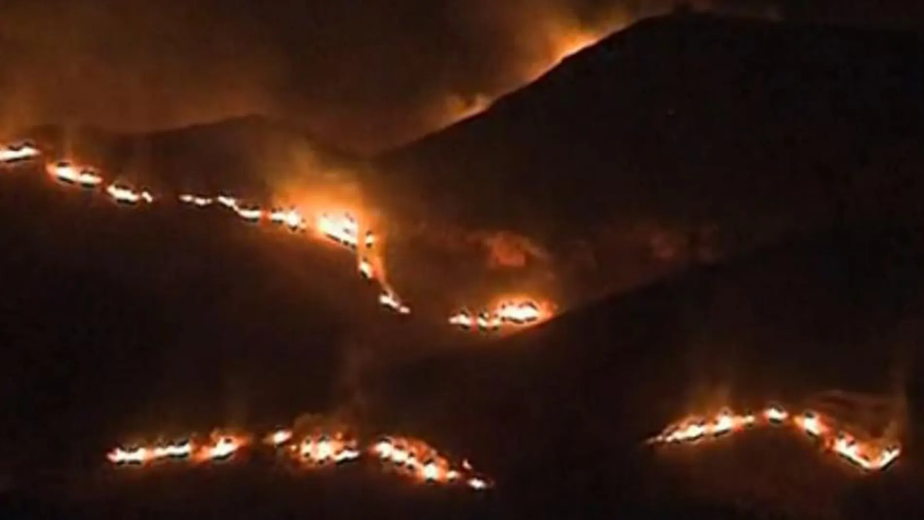 Imagen de la zona incendiada esta noche, en una imagen tomada de RTVE