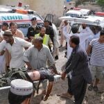 Un oficial de la seguridad pakistaní es transportado al hospital tras el atentado de ayer en Quetta, Pakistán