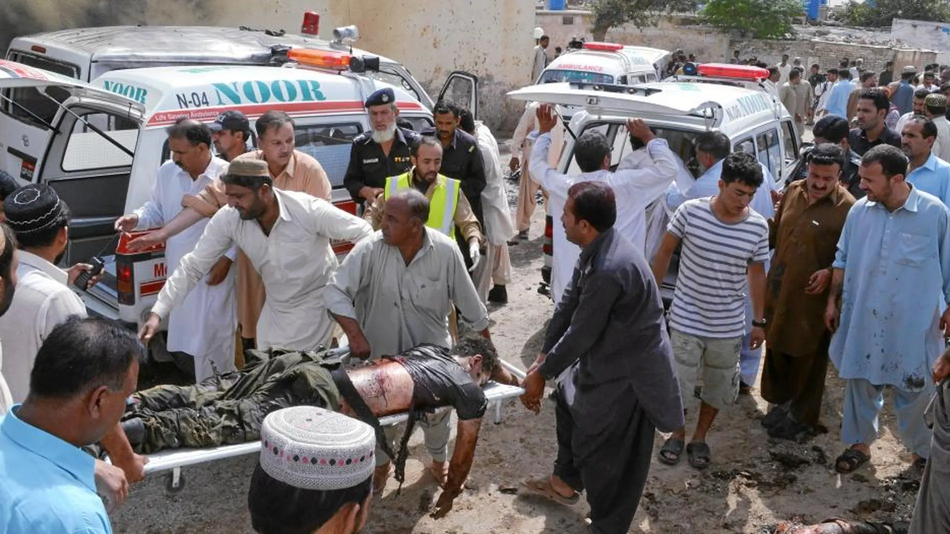Un oficial de la seguridad pakistaní es transportado al hospital tras el atentado de ayer en Quetta, Pakistán