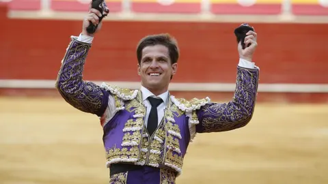 El Juli pasea, sonriente, las dos orejas del segundo de la tarde