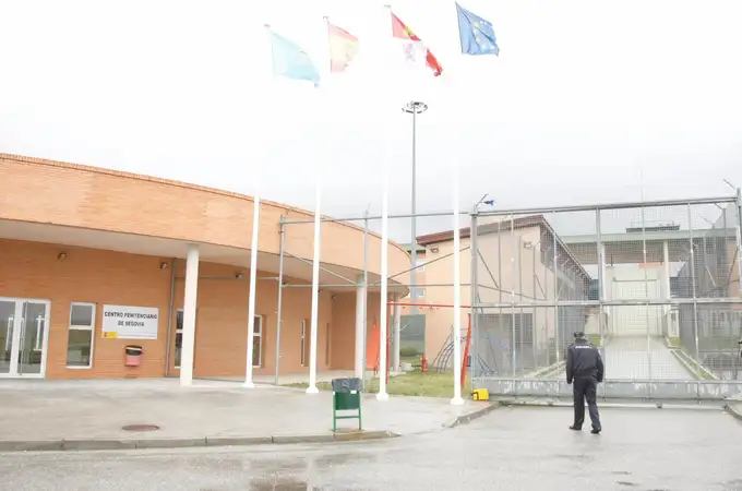 Un preso peligroso hiere a tres funcionarios en la prisión de Segovia