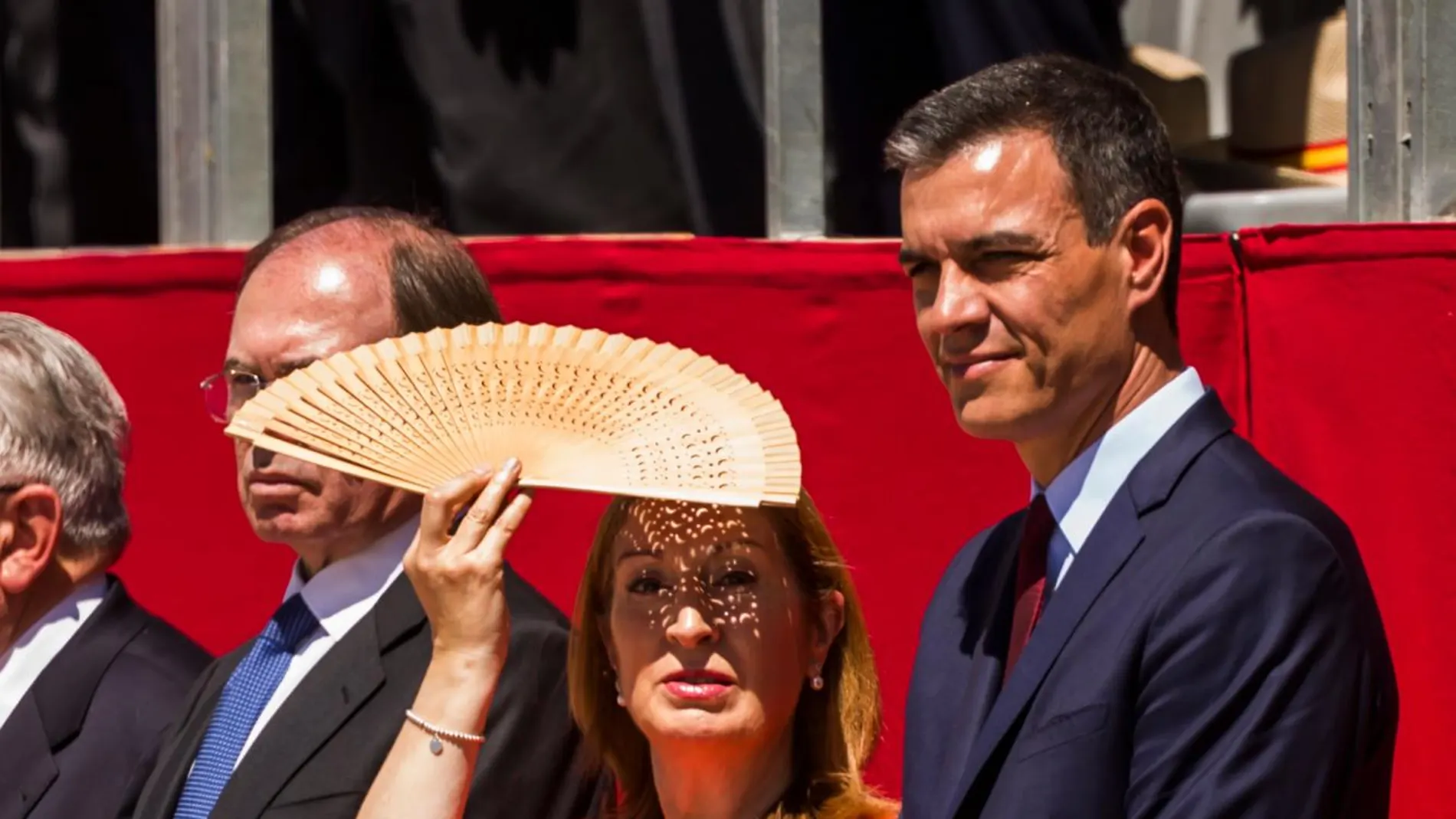 Ana Pastor junto a Pedro Sánchez durante la celebración del 175 aniversario de la Fundación de la Guardia Civil. Foto: Alberto R. Roldan