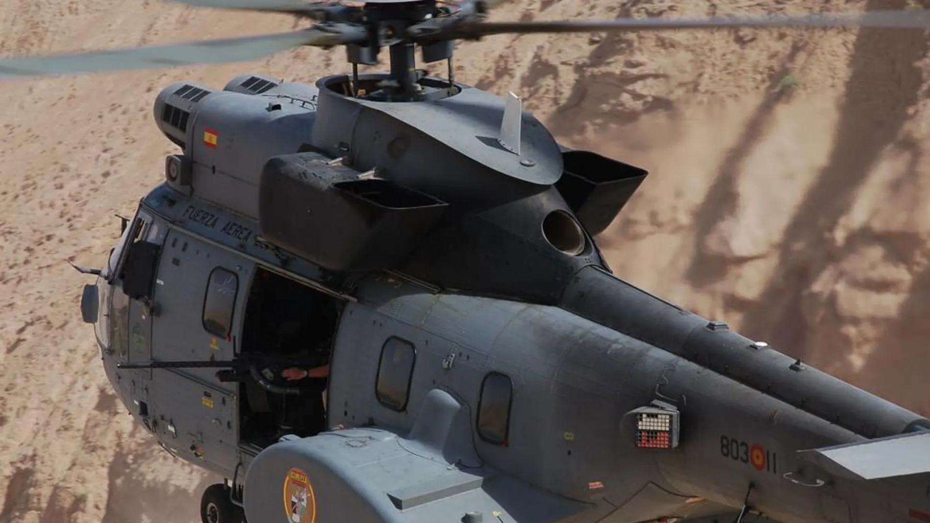Helicóptero Súper Puma HD.21 en aproximación para una aeroevacuación médica (MEDEVAC)