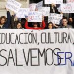 Unos 40 estudiantes españoles de Erasmus se congregaron hoy frente la embajada de España en Budapest para defender estas becas y protestar contra los recortes en la educación pública.