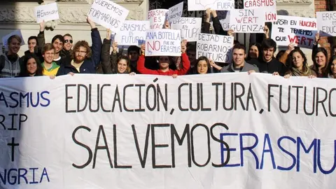 Unos 40 estudiantes españoles de Erasmus se congregaron hoy frente la embajada de España en Budapest para defender estas becas y protestar contra los recortes en la educación pública.