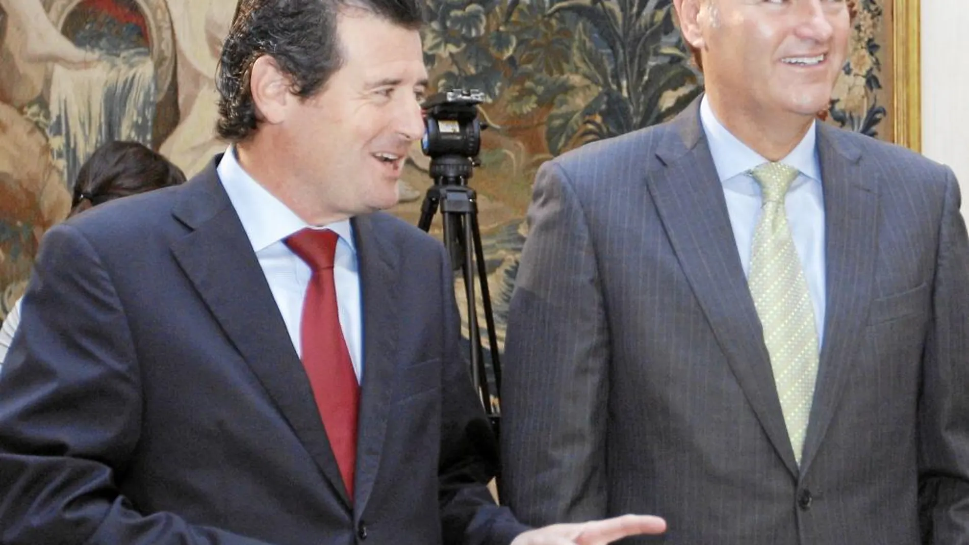 El presidente de la Generalitat, Alberto Fabra, asistió a la conferencia que dio el vicepresidente Císcar junto a casi todo el Consell
