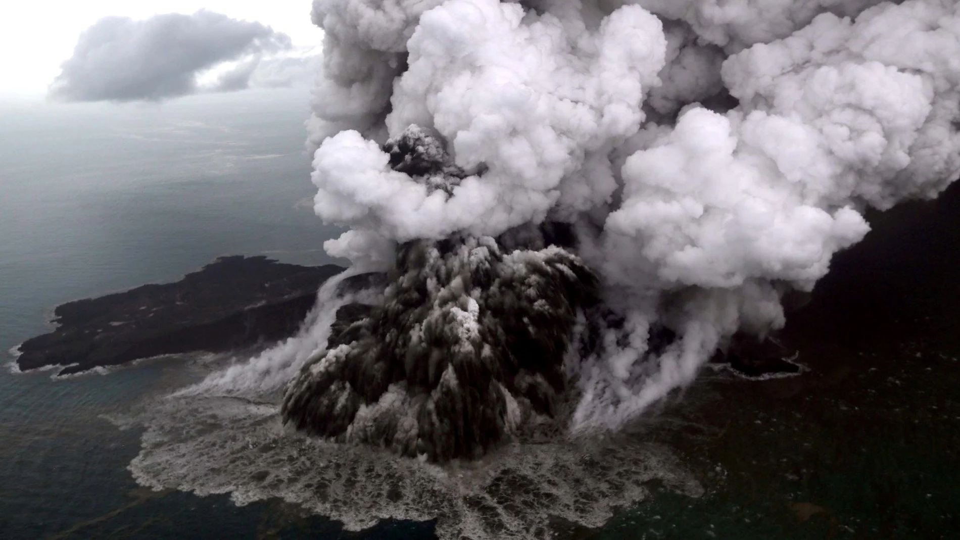 Vista del volcán Anak Krakatau /Reuters