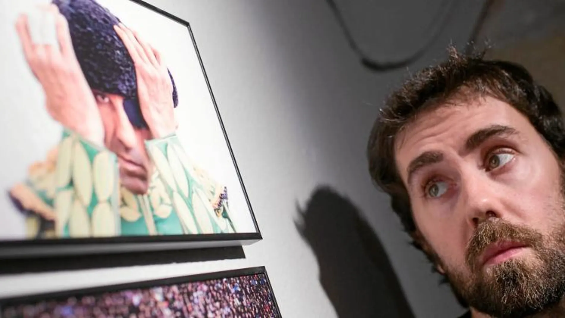 Daniel Ochoa, ayer, en el CCCB con su controvertida fotografía del torero Juan José Padilla