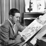 Walt Dysney con un boceto de Mickey Mouse para "Steamboat Willie"
