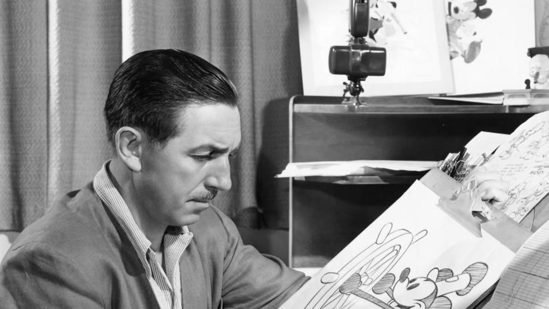 Walt Dysney con un boceto de Mickey Mouse para "Steamboat Willie"