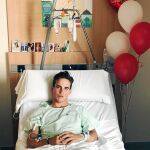 Gonzalo Caballero, en la habitación del hospital, rodeado de mensajes de apoyo