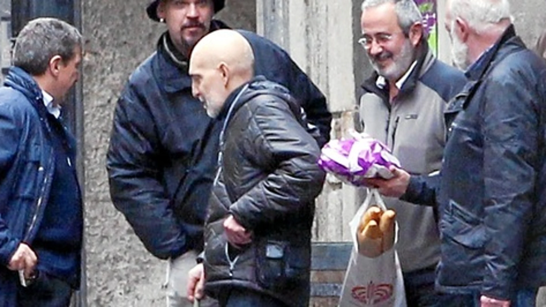Josu Uribetxeberría Bolinaga paseando junto a unos amigos por las calles de Mondragón