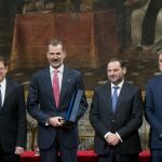 El Rey recogió el galardón flanqueado por el presidente de la Generalitat, y el ministro de Fomento