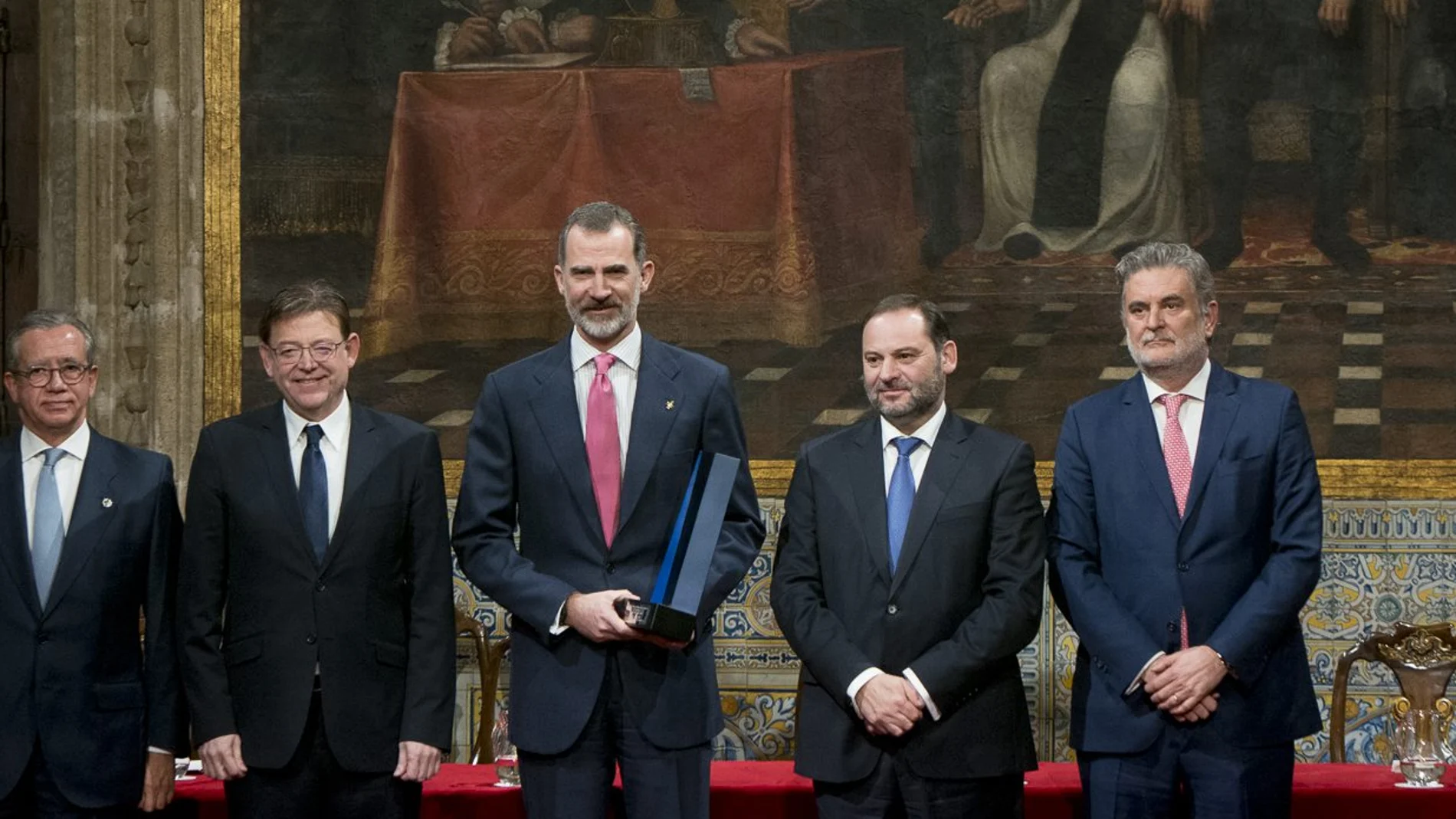 El Rey recogió el galardón flanqueado por el presidente de la Generalitat, y el ministro de Fomento