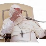 El Papa Francisco se cubre el rostro durante la audiencia general que realiza semanalmente, este miércoles en la plaza de San Pedro, en el Vaticano