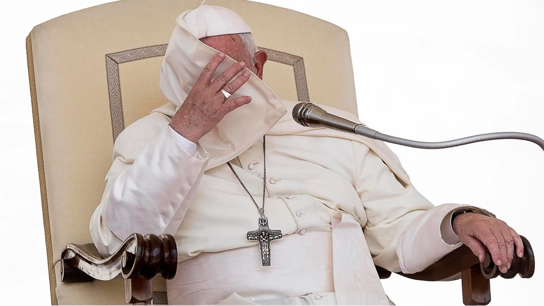 El Papa Francisco se cubre el rostro durante la audiencia general que realiza semanalmente, este miércoles en la plaza de San Pedro, en el Vaticano