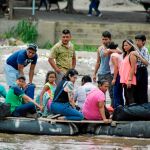 Migrantes centroamericanos cruzan el lunes el río Suchiata rumbo al Estado mexicano de Chiapas